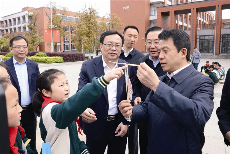 图为史立军在滨江学校与孩子们互动交流.朱其摄