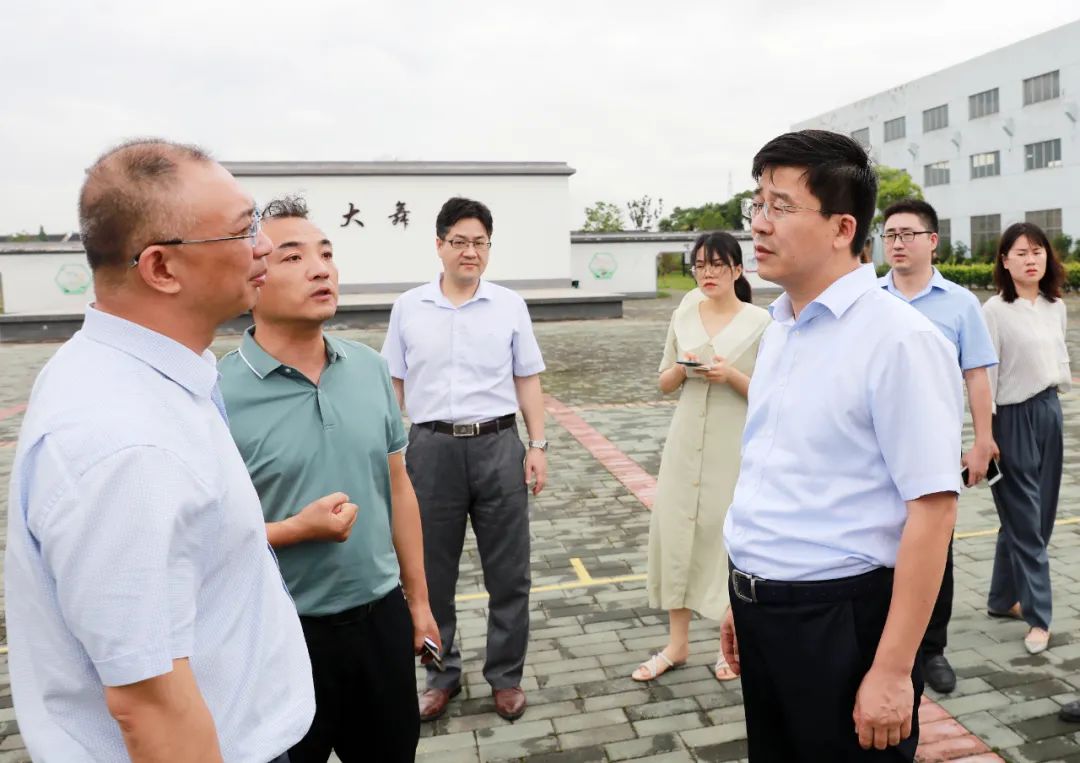 陈锋剑带领相关部门负责人,赴孤山镇督导检查全国文明城市创建工作